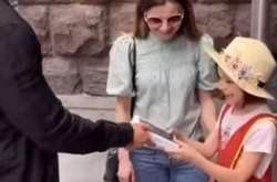 З'явилося відео, як український блогер «кинув» маленьку дівчинку на iPhone