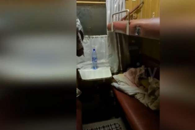 Калюжі у вагоні та мокрий багаж: дощ затопив черговий поїзд «Укрзалізниці»
