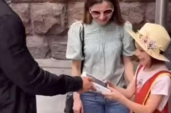 Появилось видео, как украинский блогер «кинул» маленькую девочку на iPhone