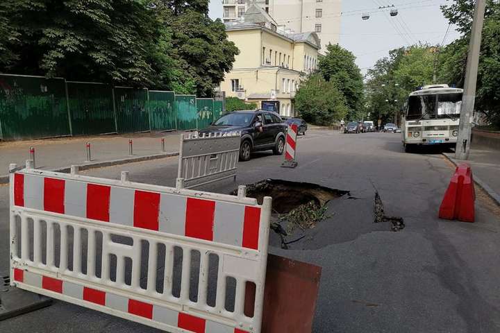 Посеред дороги в центрі Києва утворилося величезне провалля (фото)