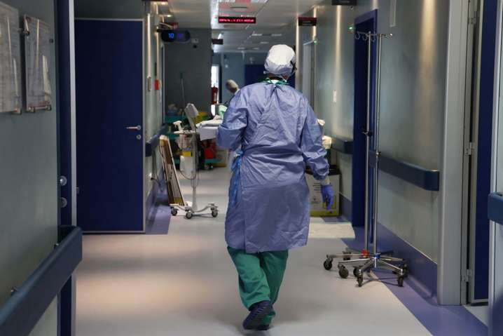 В Италии непривитых от коронавируса медиков начали отстранять от работы