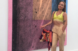 Британская художница создает картины за тысячи долларов, вызывая цветную рвоту на холст (фото)