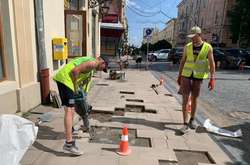 Кінорежисер взявся своїм коштом ремонтувати тротуар у Чернівцях (фото)