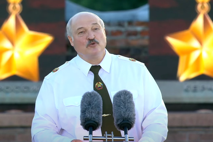 Лукашенко каже, що його треба «носити на руках», а не «душити» санкціями