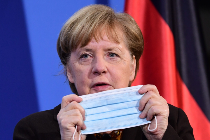 Меркель щепилась двома різними вакцинами