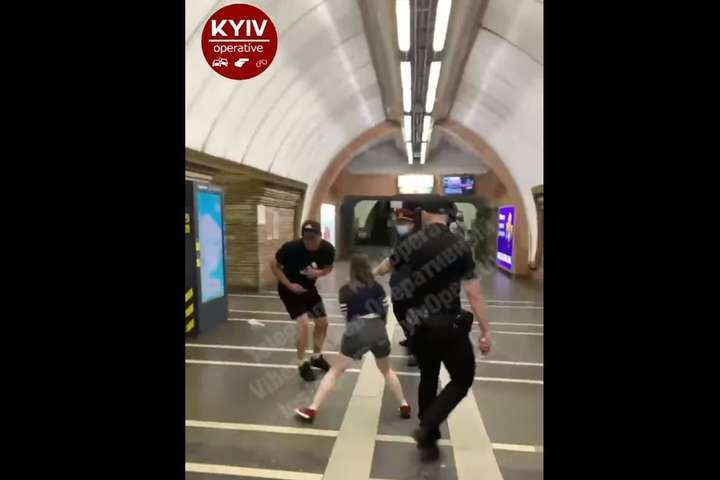 П’яний молодик влаштував бійку в київському метро (відео)