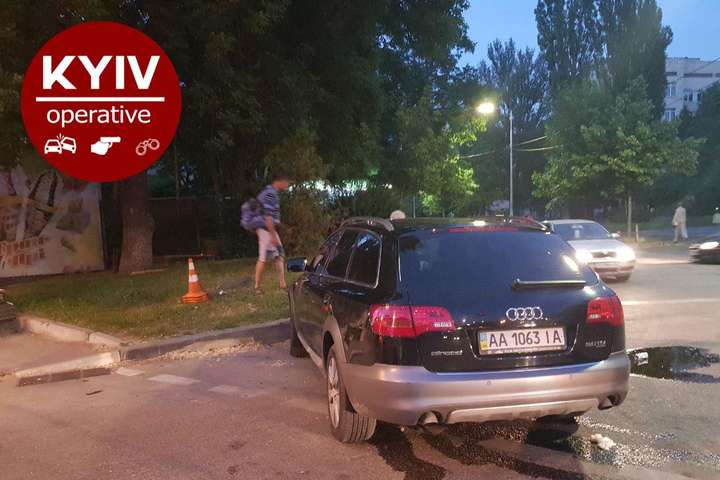 У Києві дві автівки не поділили дорогу і знесли пішоходів (фото)