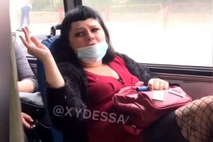 В Одесі жінка курила у тролейбусі і кинула у патрульних недопалок (відео)