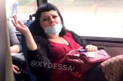 В Одесі жінка курила у тролейбусі і кинула у патрульних недопалок (відео)