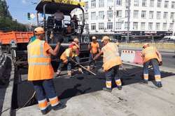 У столиці у спеку ремонтують дороги і шляхопроводи (фото)