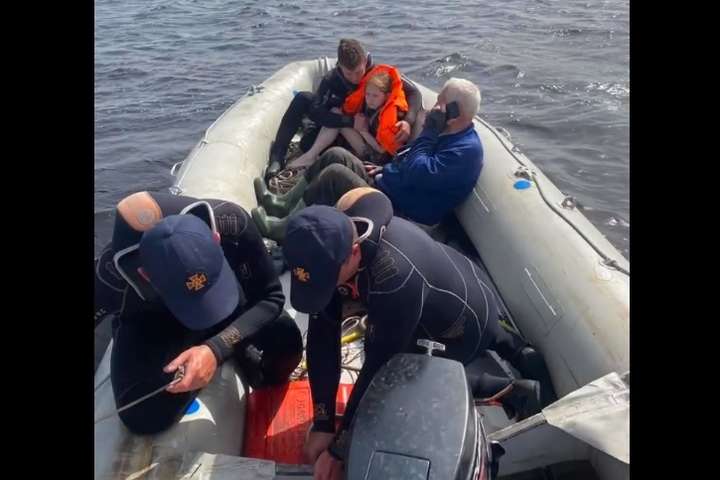 На Київському морі врятували дівчинку, яка вистрибнула з човна за 4 км від берега (відео)