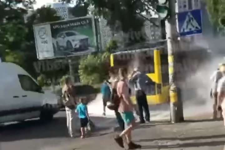 На столичному проспекті загорівся тролейбус (відео)