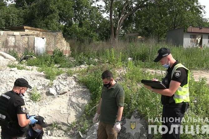 В ямі біля будівництва киянин виявив тіло чоловіка, засипане камінням (фото, відео)