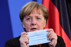 Меркель привилась двумя разными вакцинами