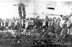 Могили біля Луцької тюрми. Літо 1941 року