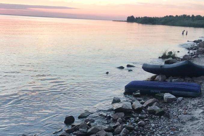 Рятувальники припинили пошуки чоловіка, що потонув із дітьми на Київському морі