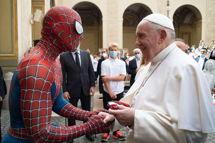 Папа Римський зустрівся з «Людиною-павуком»: зворушлива історія «супергероя»