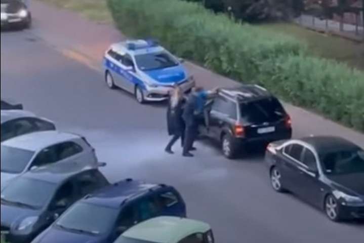 «Відбивався» вогнегасником від поліції: українець прославився у мережі (відео)