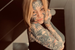 Многодетная мать с тату во все тело показала, как выглядит в бикини (фото)