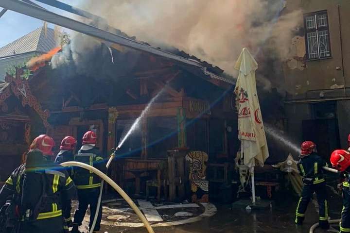 Рятувальники приборкали масштабну пожежу в Тернополі (фото)
