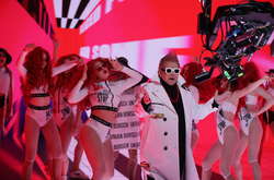 Сделал ирокез и зачитал рэп: Поплавский удивил смелым образом в клипе «Український борщ»