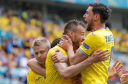 Выход Украины в плей-офф Евро: послы Швеции и Польши устроили веселый батл мемами