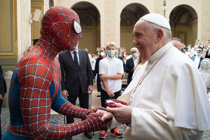 Папа Римский встретился с «Человеком-пауком»: трогательная история «супергероя»