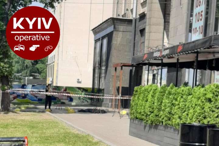 Трагедія в центрі Києва: чоловік випав з будинку на Хрещатику