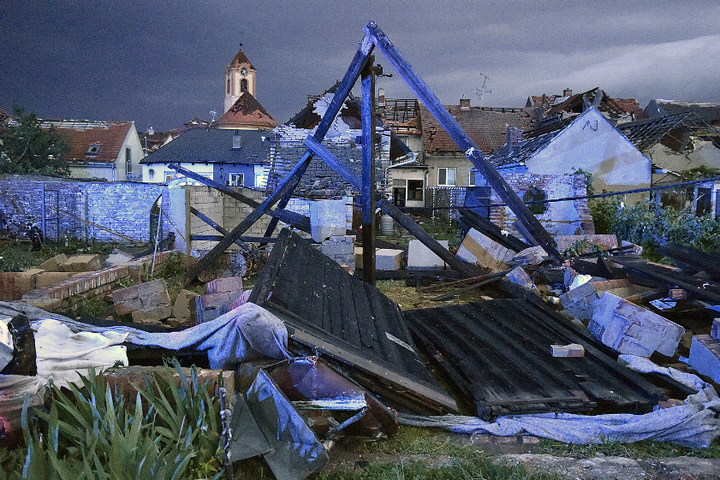 Смертоносний буревій приніс катастрофу до Чехії. Австрія і Словаччина прийшли на допомогу