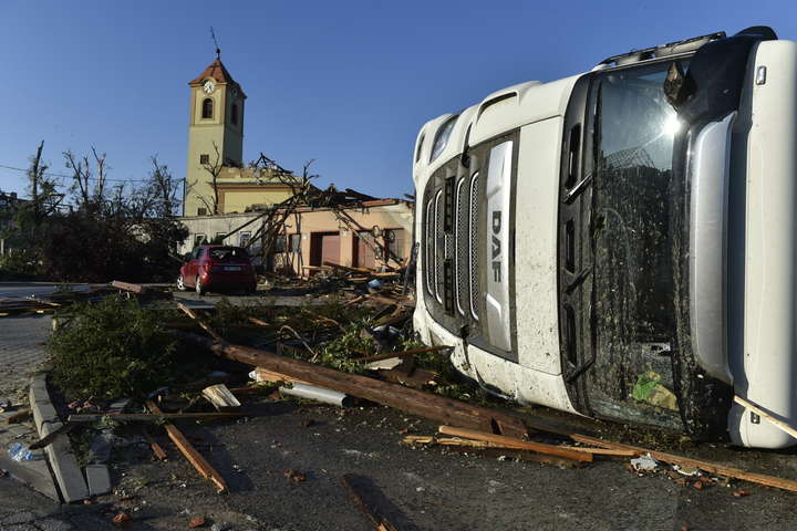  «Як після бомбардування». Торнадо пошматував Чехію (фото, відео)