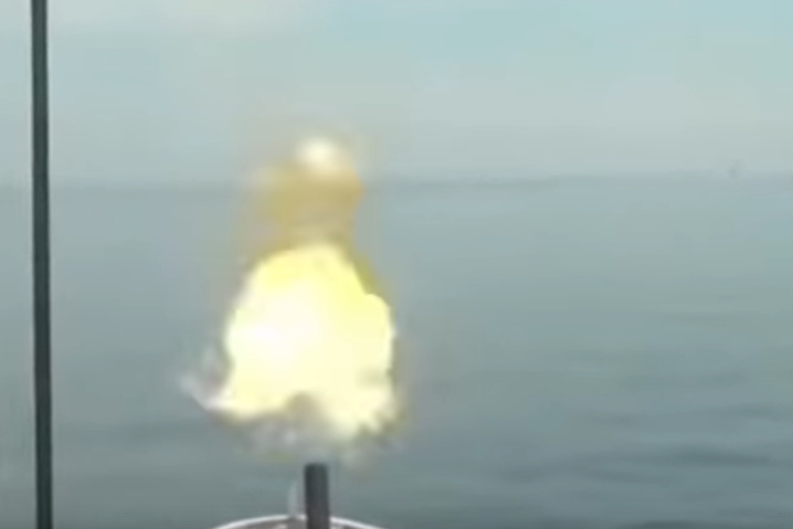 Артиллерия РФ стреляет по эсминцу Defender (видео)