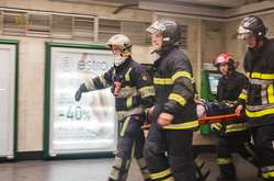 Порятунок пасажира з-під вагона в київському метро: з’явились фото