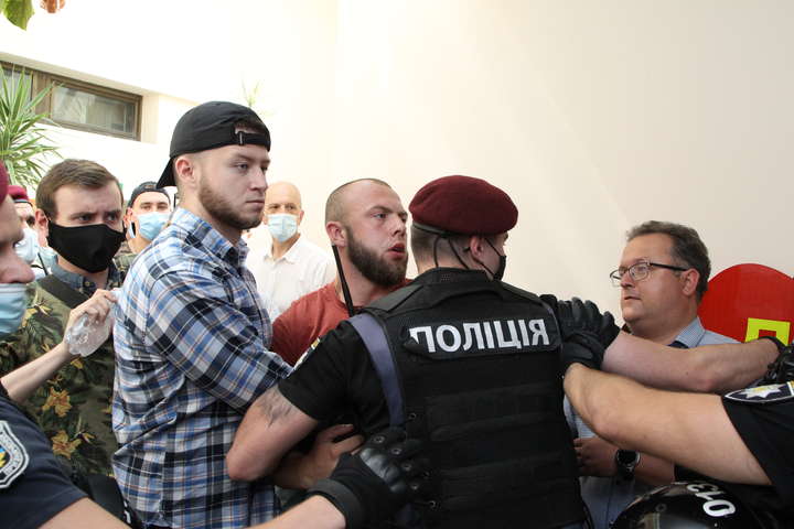 У Києві агресивні молодики намагалися зірвати конкурс на визначення маршрутних перевізників (фото, відео)