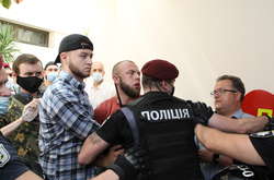 У Києві агресивні молодики намагалися зірвати конкурс на визначення маршрутних перевізників (фото, відео)