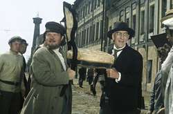 «12 стільців»  –  це одна з найпопулярніших екранізацій роману Ільфа і Петрова