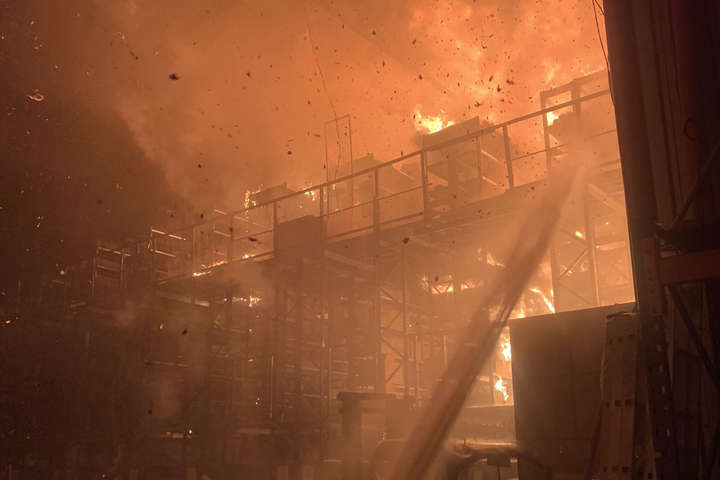 Масштабна пожежа під Києвом: вогнем знищено склад будматеріалів (фото)