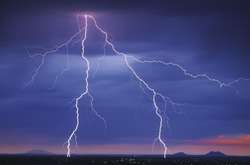 На Херсонщині негода супроводжувалась блискавками та градом