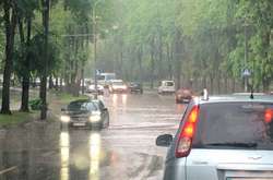 У Рівному вирує гроза. Вітер ламає дерева (відео)