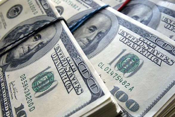 Яким буде курс долара в Україні до осені: фінансисти розповіли про загрози для гривні