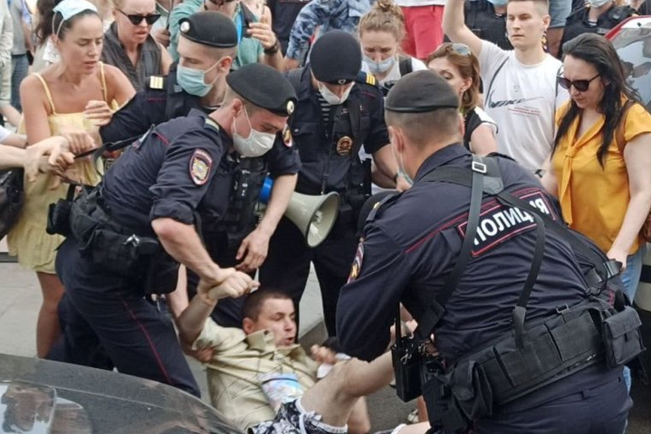 У Москві жорстко розігнали мітинг комуністів проти примусової вакцинації (відео)