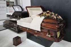 Найдорожчий похоронний артибут виставки — труна-саркофаг. Першими такі домовини увійшли в моду в США