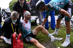 Вболівальниця влаштувала масове падіння велосипедистів на Тур де Франс (відео)