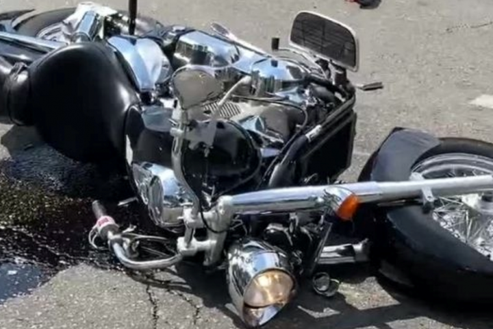 Моторошна аварія під Києвом: мотоцикліст на швидкості врізався у авто 