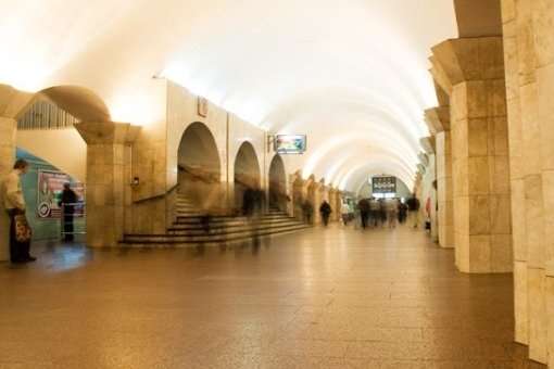 У переході між центральними станцями київського метро виявили тіло кур’єра 