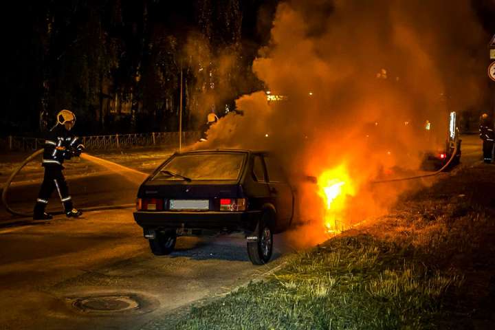 У Києві на дорозі згорів автомобіль (фото)