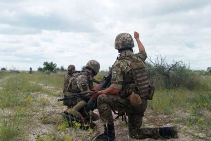 Доба на Донбасі: російські найманці гатять по українських позиціях, є поранений