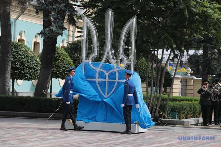 Біля Верховної Ради встановили величезний тризуб (фото)