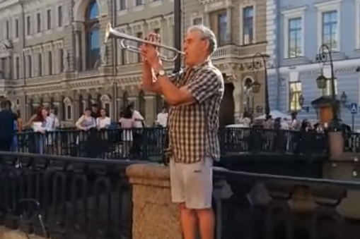 В центре Санкт-Петербурга музыкант сыграл гимн Украины (видео)