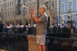 В центре Санкт-Петербурга музыкант сыграл гимн Украины (видео)