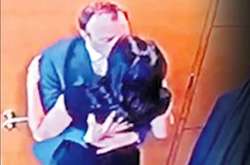 Таємний поцілунок міністра охорони здоров'я. Британський уряд пережив гучну відставку